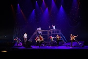 KAAT神奈川芸術劇場プロデュース「音楽劇『銀河鉄道の夜2020』」より。(撮影:中村彰)
