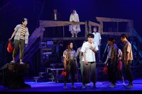 KAAT神奈川芸術劇場プロデュース「音楽劇『銀河鉄道の夜2020』」より。（撮影：中村彰）