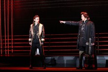 ミュージカル「モーツァルト！」2018年公演より、左から古川雄大扮するヴォルフガング・モーツァルト、山口祐一郎扮するコロレド大司教。（写真提供：東宝演劇部）