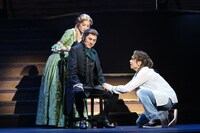 ミュージカル「モーツァルト！」2018年公演より、左から和音美桜扮するナンネール（モーツァルトの姉）、市村正親扮するレオポルト（モーツァルトの父）、山崎育三郎扮するヴォルフガング・モーツァルト。（写真提供：東宝演劇部）