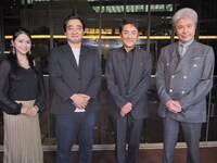 左から小南満佑子、ジャングルポケットの斉藤慎二、市村正親、鹿賀丈史。