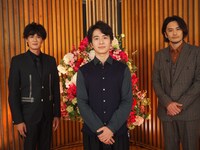左から新納慎也、村井良大、小西遼生。