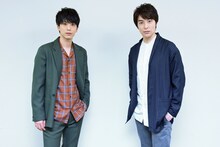 左から黒羽麻璃央、海宝直人。「遠野貴樹役をイメージして」というリクエストに応えて、この表情。