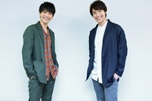 笑顔が似ている黒羽麻璃央（左）と海宝直人。