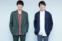 ポケットに手を入れる姿がおそろいの黒羽麻璃央（左）と海宝直人。