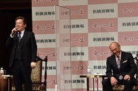「高橋克実の栄二は……どうなんでしょう（笑）」と発言し、高橋克実（右）を動揺させる風間杜夫（左）。