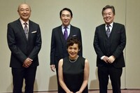 後列左から高橋克実、段田安則、風間杜夫、前列中央が大竹しのぶ。