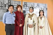 左から演出の鵜山仁、浦井健治、岡本健一、中嶋朋子。