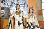 左から岡本健一、中嶋朋子。