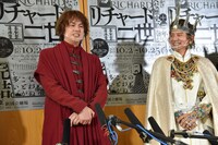 左から浦井健治、岡本健一。