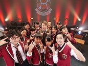 西川貴教（中央）と、ミュージカル「スクールオブロック」に出演予定だった子供たち。(c)ホリプロ