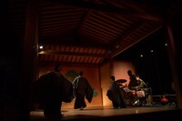 Oroche Presents 001 能-BOX ギリシャ悲劇シリーズ「オイディプス王」より。（撮影：小田島万里）