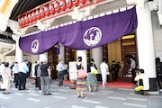 歌舞伎座開演前にソーシャルディスタンスを取って並ぶ観客の様子。