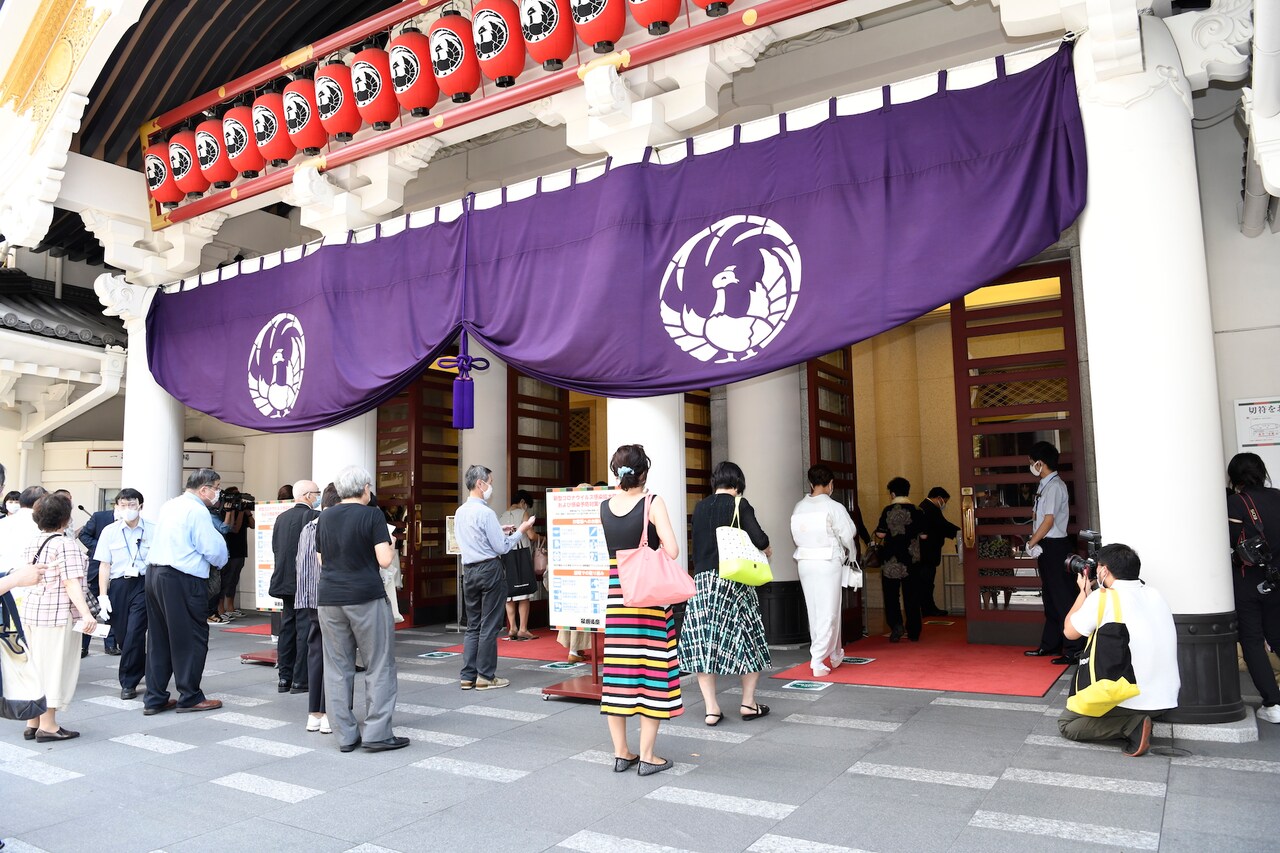 歌舞伎座開演前にソーシャルディスタンスを取って並ぶ観客の様子。