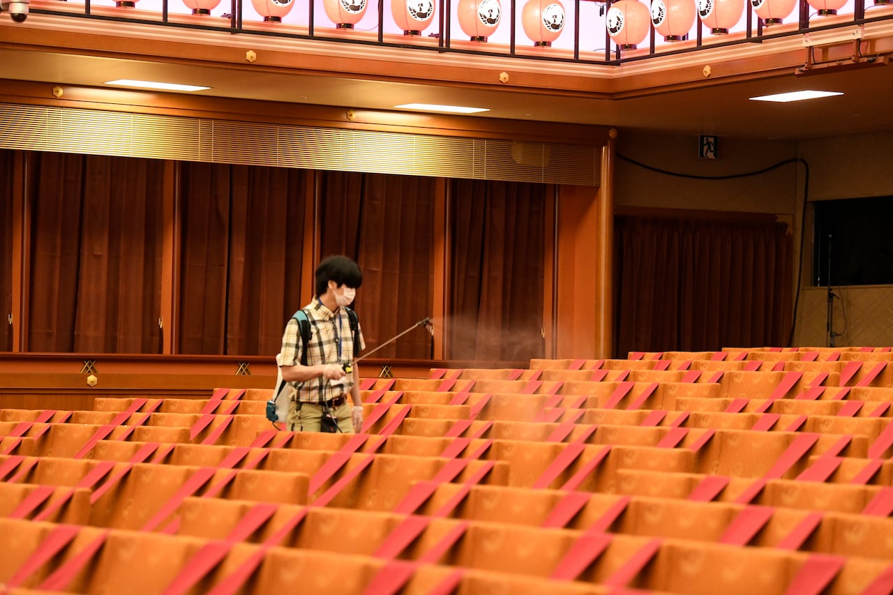 歌舞伎座の消毒作業の様子。