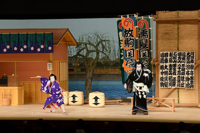 「十月大歌舞伎」第2部、「双蝶々曲輪日記 角力場」より。左から中村勘九郎演じる放駒長吉、松本白鸚演じる濡髪長五郎。（提供：松竹株式会社）