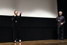 「女教師は二度抱かれた」稽古中のエピソードを話す大竹しのぶ（左）と、笑顔で見守る松尾スズキ（右）。