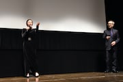 「女教師は二度抱かれた」稽古中のエピソードを話す大竹しのぶ(左)と、笑顔で見守る松尾スズキ(右)。
