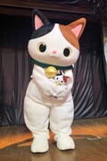 「サンリオサンクスパーティー（2018年）」より、「かぶきにゃんたろう ぬいぐるみ（だっこ）」を抱っこするかぶきにゃんたろう。