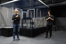 左から鈴木勝秀、佐藤アツヒロ。（撮影：岩田えり）