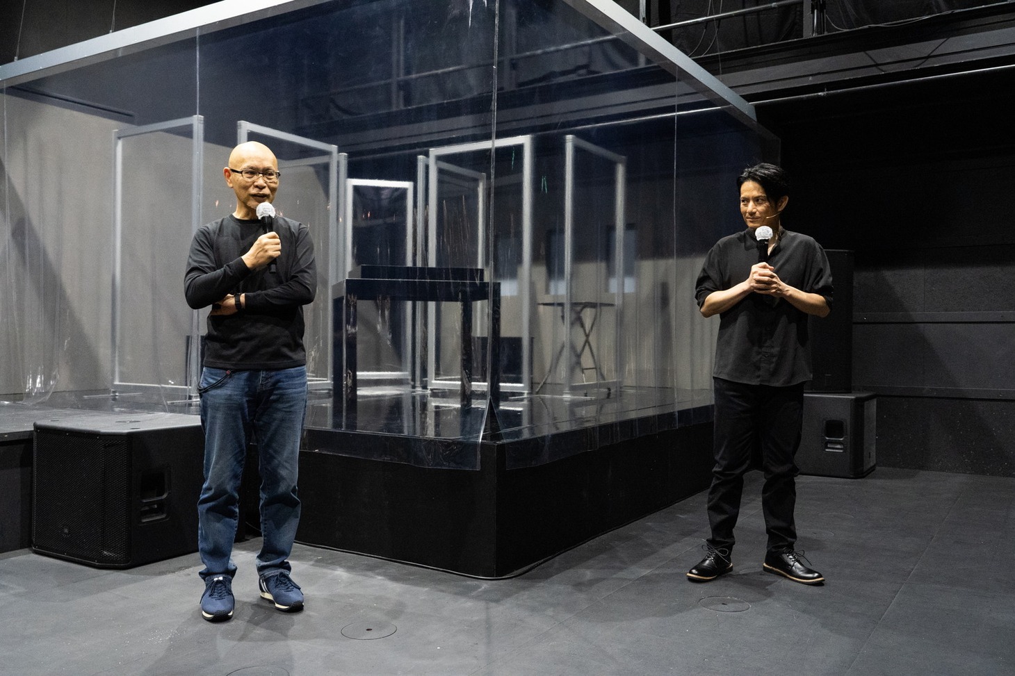 左から鈴木勝秀、佐藤アツヒロ。（撮影：岩田えり）