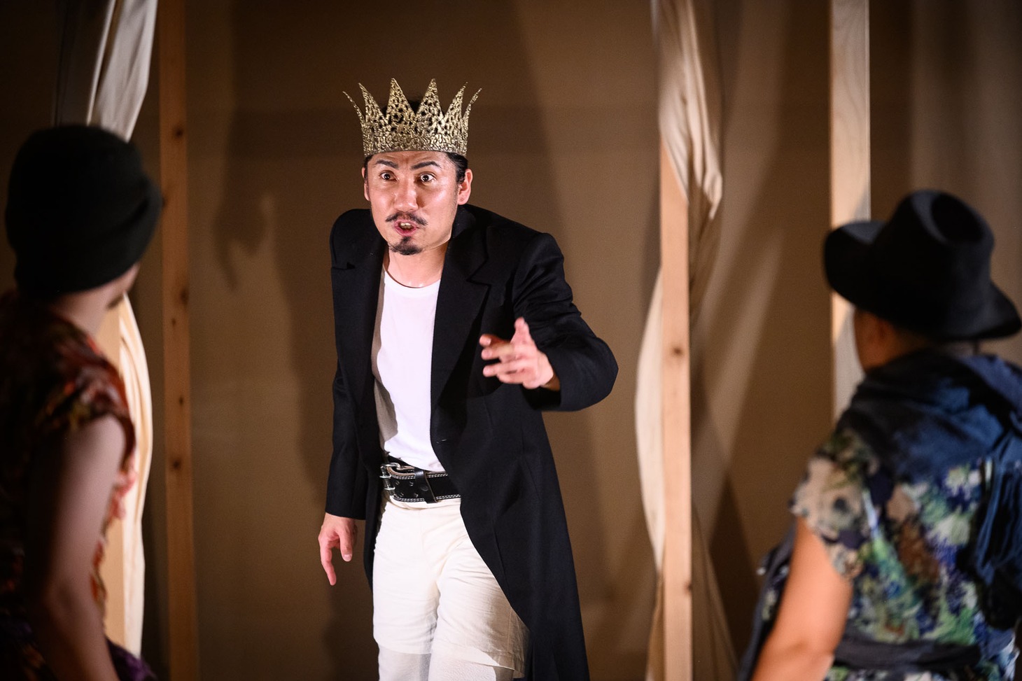 長野県芸術監督団事業「『そよ風と魔女たちとマクベスと』～一本道ですれ違った あんたと私は多分他人 私とあんたはできれば他人～」より。(c)田中慶