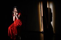 長野県芸術監督団事業「『そよ風と魔女たちとマクベスと』～一本道ですれ違った あんたと私は多分他人 私とあんたはできれば他人～」より。(c)田中慶