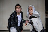 長野県芸術監督団事業「『そよ風と魔女たちとマクベスと』～一本道ですれ違った あんたと私は多分他人 私とあんたはできれば他人～」より。(c)田中慶