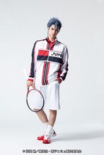 釣本南扮する鷲尾一茶。