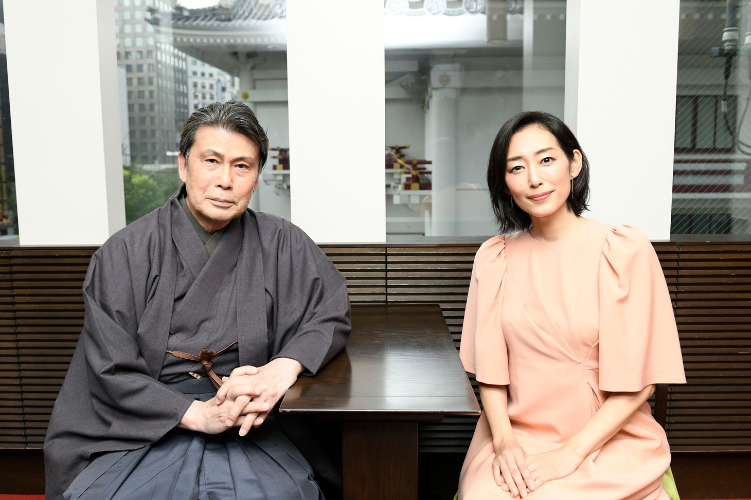 左から松本白鸚、木村多江。
