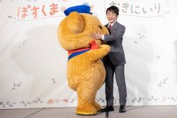 「ぽすくまのおきにいり〜期間限定コラボカフェ〜」オープン記念イベントより、ぽすくまと片岡愛之助。