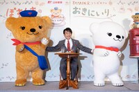 「ぽすくまのおきにいり〜期間限定コラボカフェ〜」オープン記念イベントより、ぽすくまとと片岡愛之助（中央）とぽすこぐま。