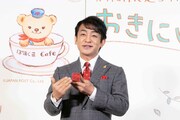 「ぽすくまのおきにいり〜期間限定コラボカフェ〜」オープン記念イベントより、落款を披露する片岡愛之助。
