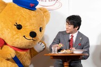 「ぽすくまのおきにいり〜期間限定コラボカフェ〜」オープン記念イベントより、ぽすくまと片岡愛之助。