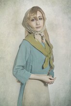 愛原実花扮するミナ。