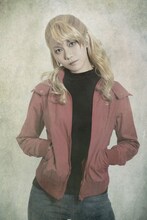 齋藤明里扮するアリス・スウェーン。