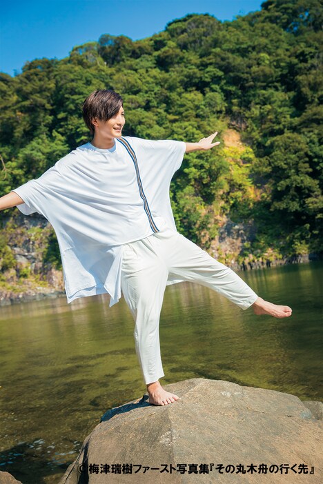 梅津瑞樹ファースト写真集「その丸木舟の行く先」より。