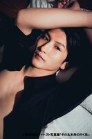 梅津瑞樹ファースト写真集「その丸木舟の行く先」より。