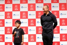 新潟米・新之助の新CM発表会より。左から堀越勸玄、市川海老蔵。