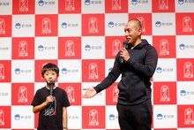 新潟米・新之助の新CM発表会より。左から堀越勸玄、市川海老蔵。