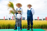 新潟米・新之助の稲刈りイベントより。市川海老蔵（左奥）、堀越勸玄（左手前）、花角英世新潟県知事（右）。