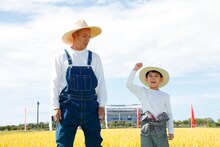 気合十分な様子の堀越勸玄（右）と、それを見つめる市川海老蔵（左）。