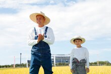 新潟米・新之助の稲刈りイベントより。左から市川海老蔵、堀越勸玄。