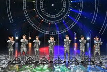 10月10日に行われた囲み取材より、Travis Japanの面々。左から松倉海斗、吉澤閑也、七五三掛龍也、宮近海斗、中村海人、川島如恵留、松田元太。