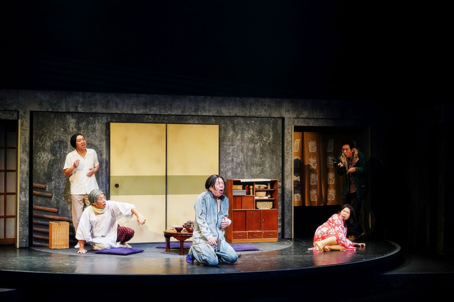 PARCO劇場オープニング・シリーズ “ねずみの三銃士” 第4回企画公演「獣道一直線!!!」より。（撮影：細野晋司）