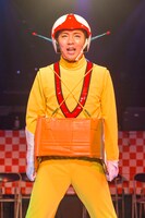 「LIVE ミュージカル演劇『チャージマン研！』R-2」より。（撮影：鏡田伸幸）