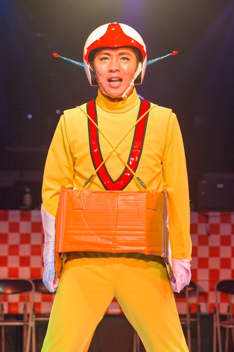 「LIVE ミュージカル演劇『チャージマン研！』R-2」より。（撮影：鏡田伸幸）