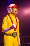 「LIVE ミュージカル演劇『チャージマン研！』R-2」より。（撮影：鏡田伸幸）