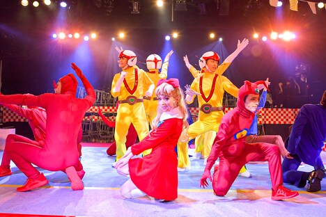 「LIVE ミュージカル演劇『チャージマン研！』R-2」より。（撮影：鏡田伸幸）