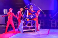 「LIVE ミュージカル演劇『チャージマン研！』R-2」より。（撮影：鏡田伸幸）